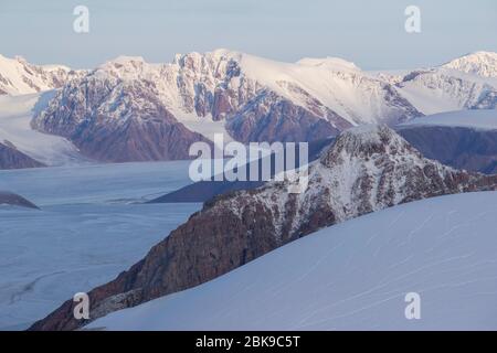 Luftaufnahme von schneebedeckten Bergen, Ellesmere Island, Kanada Stockfoto