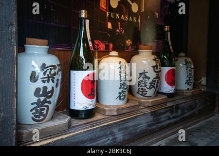 Sake in den Geschäften, Takayama, Japan Stockfoto