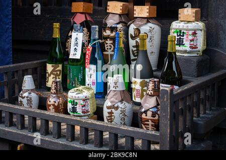 Sake in den Geschäften, Takayama, Japan Stockfoto