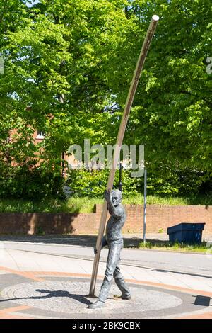 L'Arc - eine von zwei Figuren mit einem gebogenen Stock, der von Basingstokes industrieller Vergangenheit inspiriert wurde und enge Verbindungen zu seinen europäischen Partnerstädten, Großbritannien, hat Stockfoto