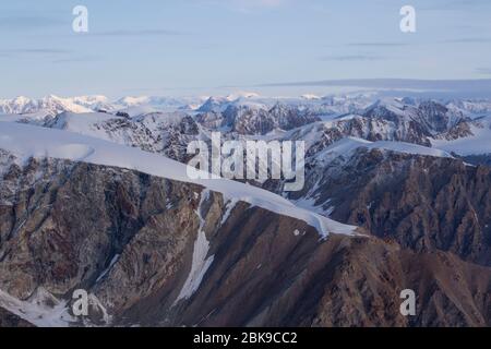 Luftaufnahme von schneebedeckten Bergen, Ellesmere Island, Kanada Stockfoto