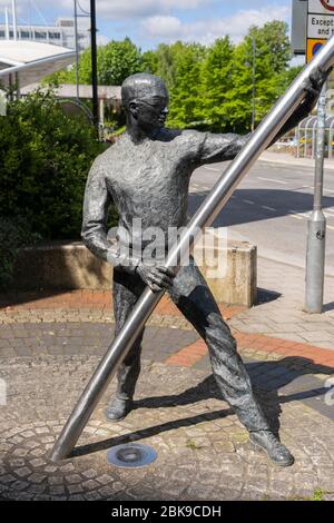 L'Arc - eine von zwei Figuren mit einem gebogenen Stock, der von Basingstokes industrieller Vergangenheit inspiriert wurde und enge Verbindungen zu seinen europäischen Partnerstädten, Großbritannien, hat Stockfoto