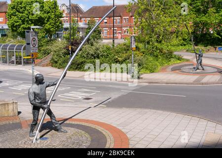 L'Arc - zwei Figuren mit einem gebogenen Stock, der von Basingstokes industrieller Vergangenheit inspiriert wurde und enge Verbindungen zu seinen europäischen Partnerstädten, Großbritannien, hat Stockfoto