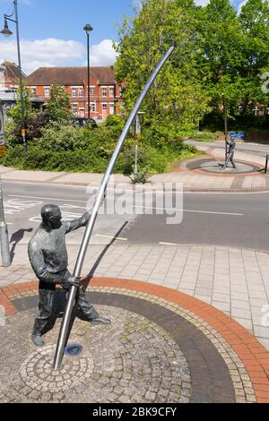 L'Arc - zwei Figuren mit einem gebogenen Stock, der von Basingstokes industrieller Vergangenheit inspiriert wurde und enge Verbindungen zu seinen europäischen Partnerstädten, Großbritannien, hat Stockfoto