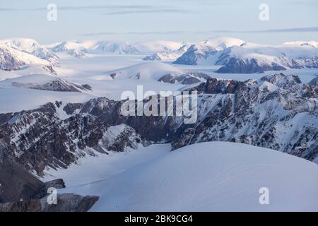 Luftaufnahme von schneebedeckten Bergen, Ellesmere Island, Kanada Stockfoto