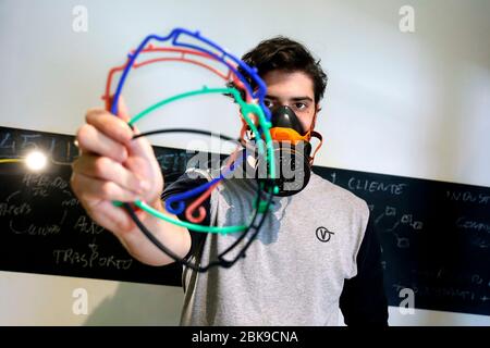 Fabrizio Giaconella zeigt seine schützenden Visitors unterstützt Rom 2. Mai 2020. Coronavirus. Technologie und die neue Generation. Nach der Ausbreitung des Coronavirus mobilisierten viele junge Menschen, um zu helfen, und machten Geräte mit dem 3D-Drucker. Fabrizio Giaconella, ein 20 Jahre alter Mann des Vereins Visionari, gründete, zusammen mit 4 Freunden, machen es, und begann, Schutzvisiere in 3D zu drucken. Die Jungs machen die Geräte in ihren Zimmern, mit einem kleinen Drucker und spenden sie an Menschen, die brauchen. Er begann Visiere für Nachbarn zu drucken und jetzt erhält er Anfragen aus ganz Italien. Kredit: Insidefoto sr Stockfoto