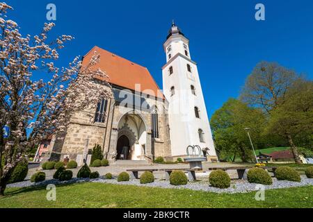 Außenansicht der katholischen Hallenkirche Wallfahrtskirche Mariä Heimsuchung aus dem 15. Jahrhundert in Zell am Pettenfirst, Oberösterreich, Österreich Stockfoto