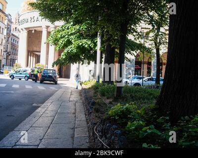 Cremona, Lombardei, Italien - 12. Mai 2020 - Menschen Radfahren Wandern Hund Gehen mit Gesichtsmaske , in der Mitte während Covid 19 Lockdown und economii Stockfoto