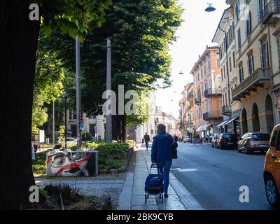 Cremona, Lombardei, Italien - 12. Mai 2020 - Menschen Radfahren Wandern Hund Gehen mit Gesichtsmaske , in der Mitte während Covid 19 Lockdown und economii Stockfoto