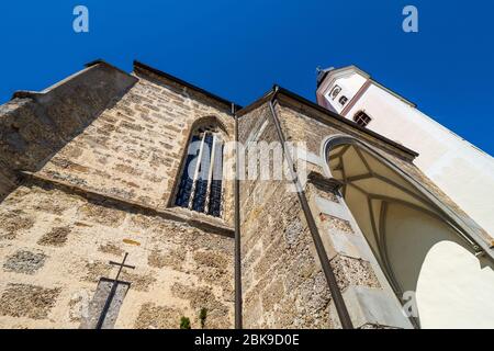 Außenansicht der katholischen Hallenkirche Wallfahrtskirche Mariä Heimsuchung aus dem 15. Jahrhundert in Zell am Pettenfirst, Oberösterreich, Österreich Stockfoto