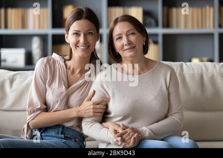 Porträt der erwachsenen Tochter und Mutter mittleren Alters zu Hause Stockfoto