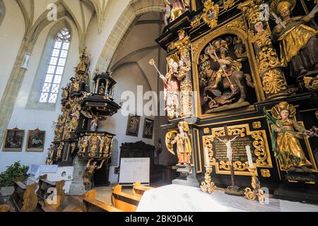 Innenansicht der katholischen Kirche aus dem 15. Jahrhundert in Zell am Pettenfirst, Österreich, mit Schnitzereien von Thomas Schwanthaler aus dem Jahr 1668 Stockfoto