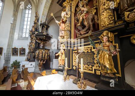 Innenansicht der katholischen Kirche aus dem 15. Jahrhundert in Zell am Pettenfirst, Österreich, mit Schnitzereien von Thomas Schwanthaler aus dem Jahr 1668 Stockfoto