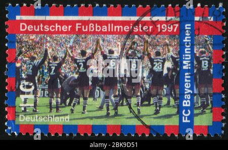 DEUTSCHLAND- UM 1997: Briefmarke gedruckt von Deutschland, zeigt FC Bayern München, 1997 Deutsche Fußballmeister, um 1997. Stockfoto