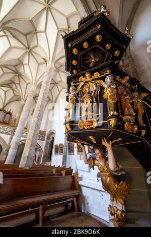 Ansicht der katholischen Kirche Mariä Heimsuchung aus dem 15. Jahrhundert in Zell am Pettenfirst, Österreich, mit der geschnitzten Kanzel von Thomas Schwanthaler aus dem Jahr 1668 Stockfoto