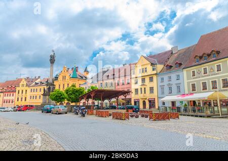 Loket, Tschechische Republik, 12. Mai 2019: Die Dreifaltigkeitssäule und die bunten traditionellen typischen Gebäude am Marktplatz, Karlovy Vary Region, Westböhmen Stockfoto