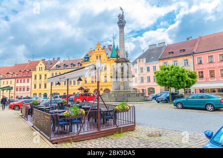 Loket, Tschechische Republik, 12. Mai 2019: Die Dreifaltigkeitssäule und die bunten traditionellen typischen Gebäude am Marktplatz, Karlovy Vary Region, Westböhmen Stockfoto