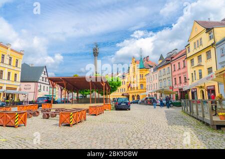 Loket, Tschechische Republik, 12. Mai 2019: Die Dreifaltigkeitssäule und die bunten traditionellen typischen Gebäude am Marktplatz, Karlovy Vary Region, Westböhmen Stockfoto