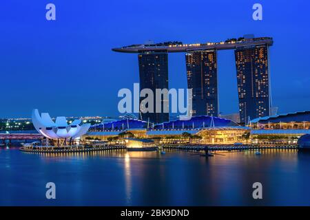 SINGAPUR-STADT SINGAPUR: FEBRUAR 12 2020: Marina Bay Sands bei Nacht das größte Hotel in Asien. Es wurde am 27. April 2010 eröffnet. Stockfoto