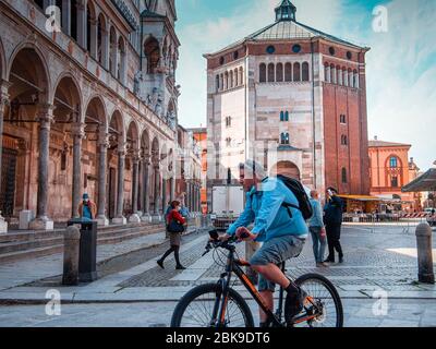 Cremona, Lombardei, Italien - 12. Mai 2020 - Neue Phase Experimentieren Open-Air-Markt im Zentrum der Stadt Cremona, Lombardei betroffen covid re Stockfoto