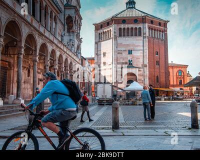 Cremona, Lombardei, Italien - 2. Mai 2020 - Polizeibeamter, der die Körpertemperatur kontrolliert und den Zugang zum Open-Air-Lebensmittelmarkt im Stadtzentrum kontrolliert Stockfoto