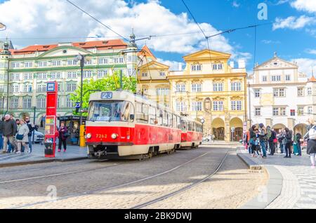 Prag, Tschechische Republik, 13. Mai 2019: Typische alte Retro-Oldtimer-Straßenbahn auf Gleisen in der Nähe der Straßenbahnhaltestelle in den Straßen der Prager Stadt in Kleinseite Mala Strana Bezirk, Böhmen, Öffentliches Verkehrskonzept. Stockfoto