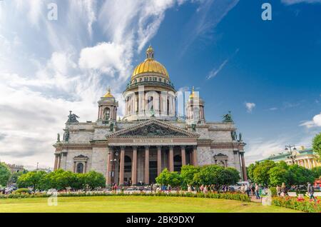 Isaakskathedrale oder Isaakievskiy Sobor Museum, neoklassizistischen Stil Gebäude mit goldener Kuppel, Russisch-Orthodoxe Kirche, blauen Himmel weißen Wolken, grünen Rasen, Sankt Petersburg Leningrad Stadt, Russland Stockfoto