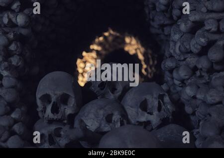 Kutna Hora, Tschechische Republik, 14. Mai 2019: Menschliche Knochen und Schädel. Haufen Schädel. Skulls Kollektion. Symbol für Tod, Angst und Böses. Kostnice Kirche in Kutna Hora. Stockfoto