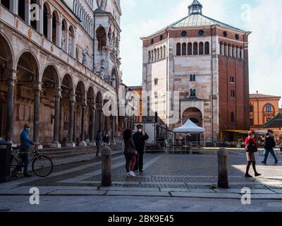 Cremona, Lombardei, Italien - 2. Mai 2020 - Polizeibeamter, der die Körpertemperatur kontrolliert und den Zugang zum Open-Air-Lebensmittelmarkt im Stadtzentrum kontrolliert Stockfoto