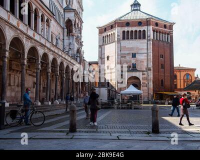 Cremona, Lombardei, Italien - 2. Mai 2020 - Polizeibeamter, der die Körpertemperatur kontrolliert und den Zugang zum Open-Air-Lebensmittelmarkt im Stadtzentrum kontrolliert Stockfoto