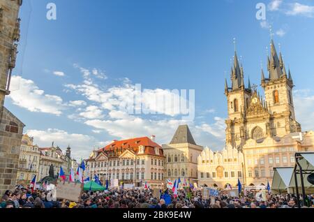 Prag, Tschechische Republik, 13. Mai 2019: Tschechen mit Fahnen bei Demonstration gegen Premierminister Andrej Babis am Altstädter Ring Stare Mesto im historischen Stadtzentrum Stockfoto