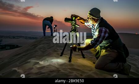 Fotograf in der Wüste Dammam Saudi Arabien Stockfoto