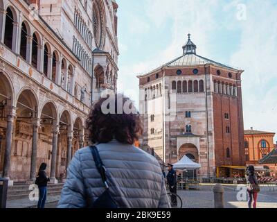 Cremona, Lombardei, Italien - 2. Mai 2020 - Polizeibeamter, der die Körpertemperatur kontrolliert und den Zugang zum Open-Air-Lebensmittelmarkt im Stadtzentrum kontrolliert Stockfoto