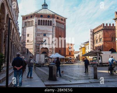 Cremona, Lombardei, Italien - 2. Mai 2020 - Polizeibeamter, der die Körpertemperatur kontrolliert und den Zugang zum Open-Air-Lebensmittelmarkt im Stadtzentrum kontrolliert Stockfoto