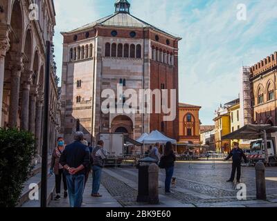 Cremona, Lombardei, Italien - 2. Mai 2020 - Polizeibeamter, der die Körpertemperatur kontrolliert und den Zugang zum Open-Air-Lebensmittelmarkt im Stadtzentrum kontrolliert Stockfoto