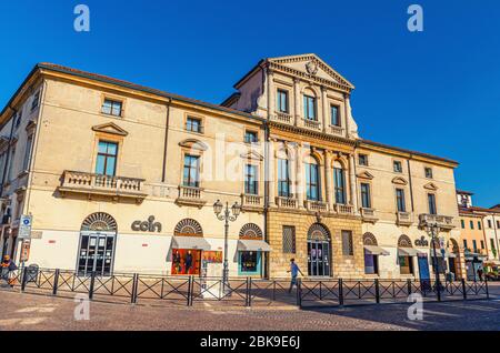 Vicenza, Italien, 12. September 2019: Gebäude in Piazza del Castello Kopfsteinpflaster Platz in alten historischen Stadtzentrum, blauer Himmel Hintergrund, Region Venetien Stockfoto