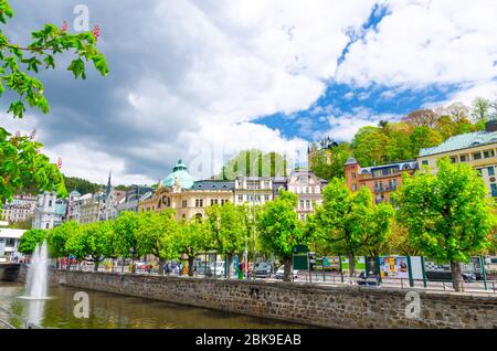Karlsbad, Tschechische Republik, 10. Mai 2019: Karlsbad historische Innenstadt mit Tepla Fluss zentralen Böhmerdamm, bunte schöne Gebäude, Brunnen in Fluss, Westböhmen Stockfoto