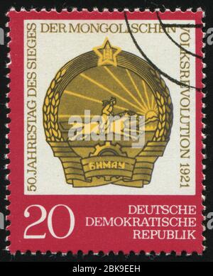 DEUTSCHLAND- UM 1971: Briefmarke gedruckt von Deutschland, zeigt Wappen der Mongolei, um 1971. Stockfoto