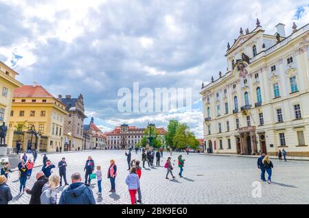 Prag, Tschechische Republik, 13. Mai 2019: Erzbischöflicher Palast auf dem Hradcanske namesti Platz in Hradcany, Kleinseite Mala Strana Bezirk, Böhmen Stockfoto