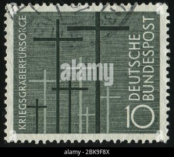 DEUTSCHLAND- UM 1956: Briefmarke gedruckt von Deutschland, zeigt Cemetry Kreuze, um 1956. Stockfoto