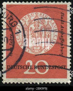 DEUTSCHLAND- UM 1957: Briefmarke gedruckt von Deutschland, zeigt Wappen von Aschaffenburg, um 1957. Stockfoto