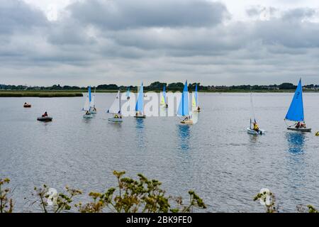 Hengistbury Head ,Christchurch, Dorset, England, UK- 18. Juni 2019: Der Hafen von Christchurch ist ideal für viele Wassersportarten wie Segeln, Kajakfahren und Stockfoto