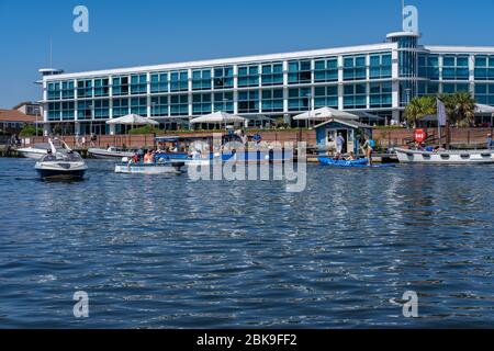 Christchurch, Dorset, UK-26. August 2019: Das Captains Club Hotel liegt am Ufer des Flusses Stour, wo es in den Hafen von Christchurch mündet. Ein tolles Hotel Stockfoto