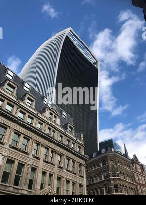 London, England - 2. September 2018: Blick auf das Sky Garden Building in der Fenchurch Street. Das Gebäude ist bekannt als die Walkie Talkie Due Stockfoto