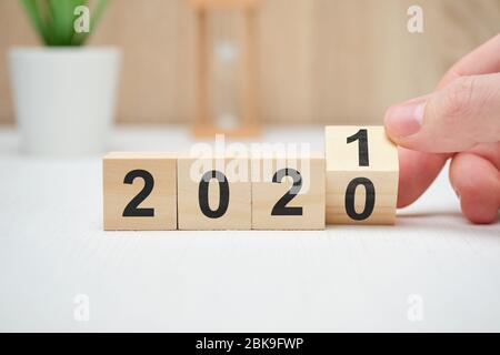 Das Konzept der Veränderung des Jahres von 2020 auf 2021 und die Ergebnisse der Operationen. Nahaufnahme. Stockfoto