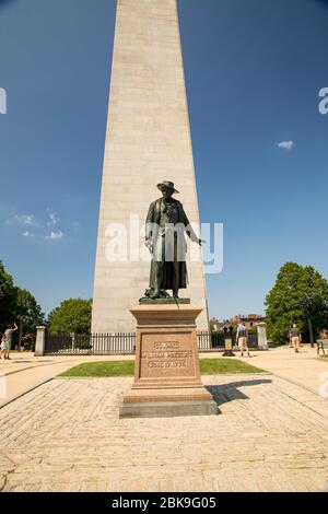 Boston, Massachusetts, USA-13. Juli 2018: Colonel William Prescott Statue vor dem Monument. Markiert die Schlacht von Bunker Hill, die 221-ft. gran Stockfoto