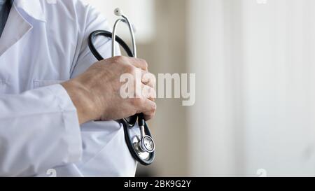 Professionelle ältere Arzt hält Stethoskop, Nahaufnahme, Kopie Raum Stockfoto