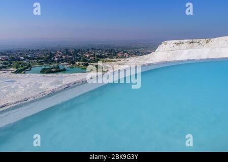 Travertin Terrassenformationen und Pools in Pamukkale (Baumwollburg), Denizli, Türkei Stockfoto