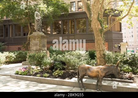 Eine Statue von Josiah Quincy III von Thomas Ball (manchmal auch Josiah Quincy genannt) ist außerhalb des Boston Old City Hall, im US-Bundesstaat Massac installiert Stockfoto