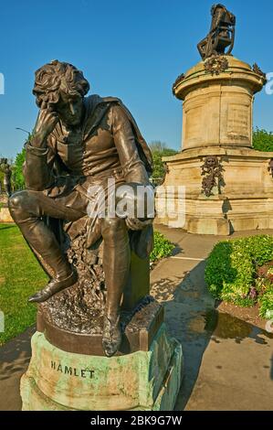 Stratford upon Avon und die Gower Memorial Statue von William Shakespeare und Figuren aus seinen Stücken in Bancroft Gardens. Stockfoto